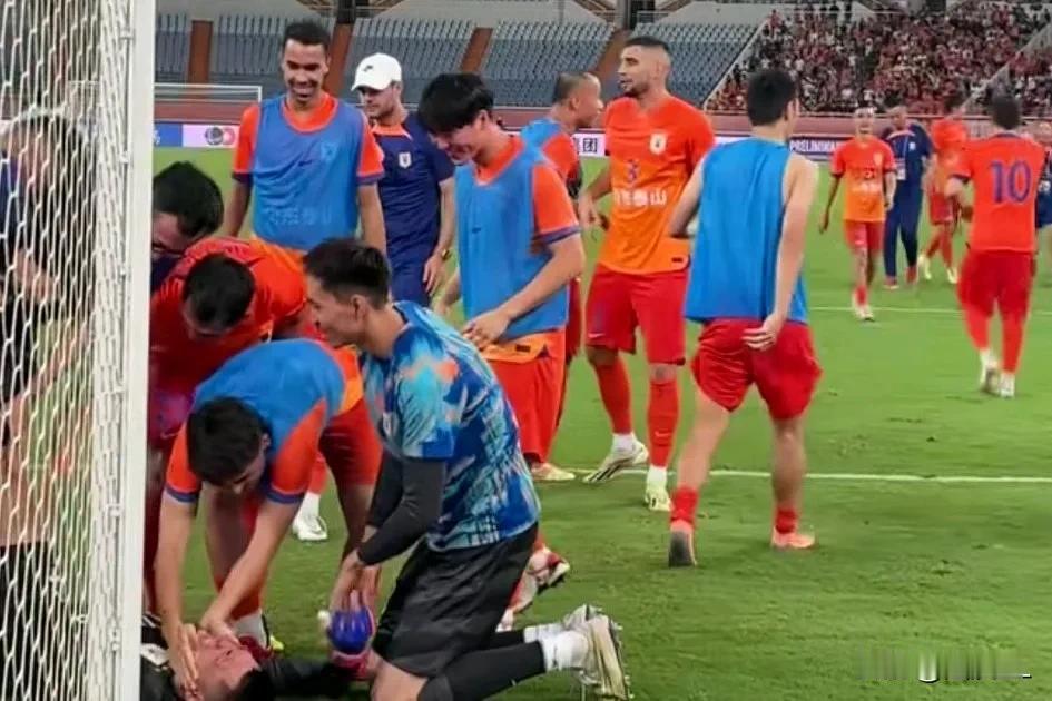 捍卫中超！等着嘲笑泰山队的某些人可以死心了，国内赛场再不如意，到了国际赛场也得拼