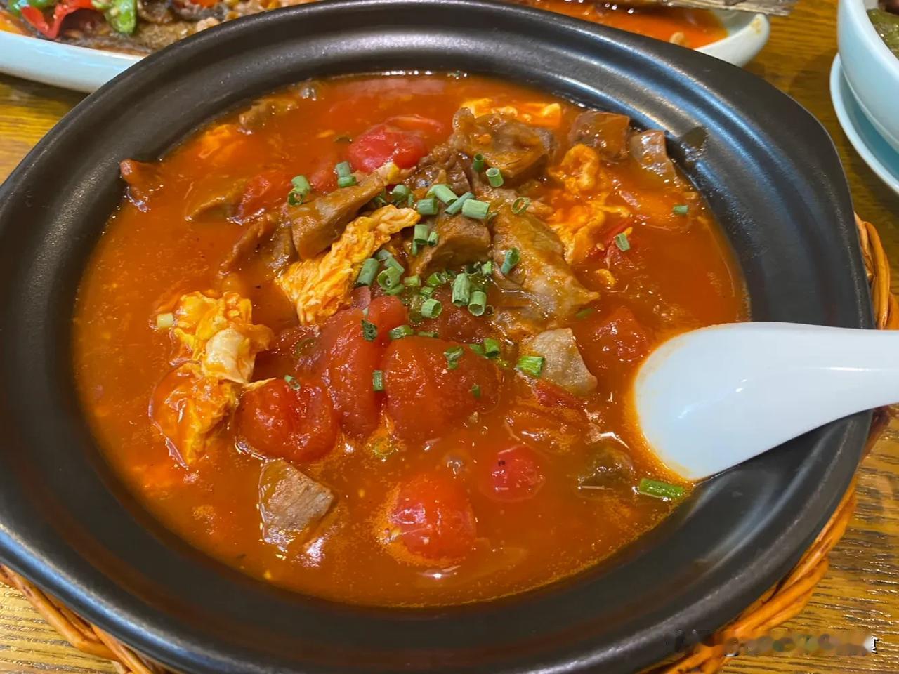 今天到达湖北荆州，逛进了一家饭店，看到门口招牌有米团套餐，89元，价格实惠。

