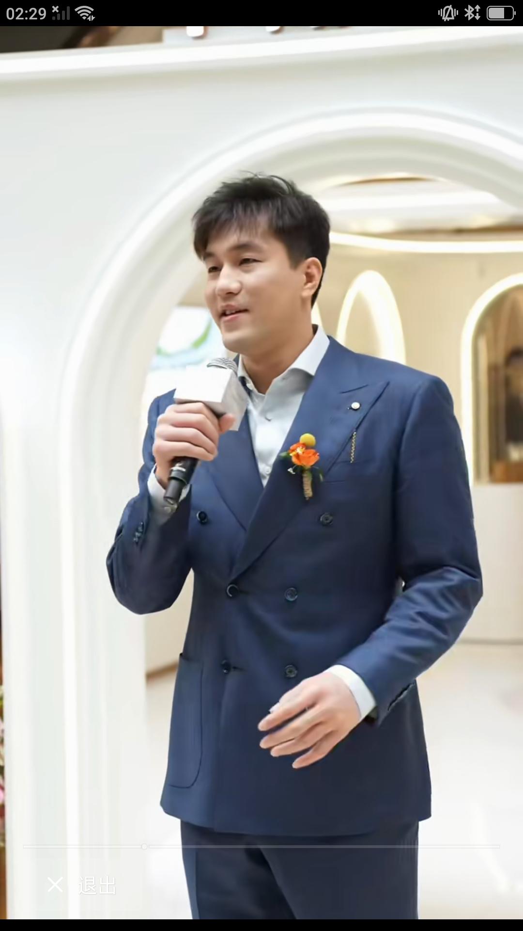 【时隔多日郭艾伦再次回到家乡，西装革履阳光帅气，热度不减。】近日CBA 球星郭艾