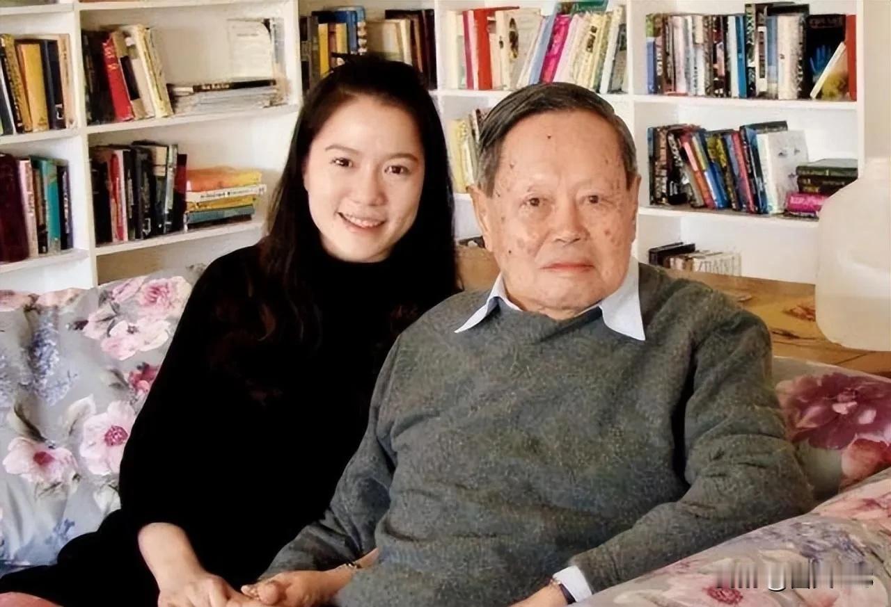 杨振宁先生走了，最悲痛的无疑是 49 岁的翁帆， 2004年，28岁的她与82岁