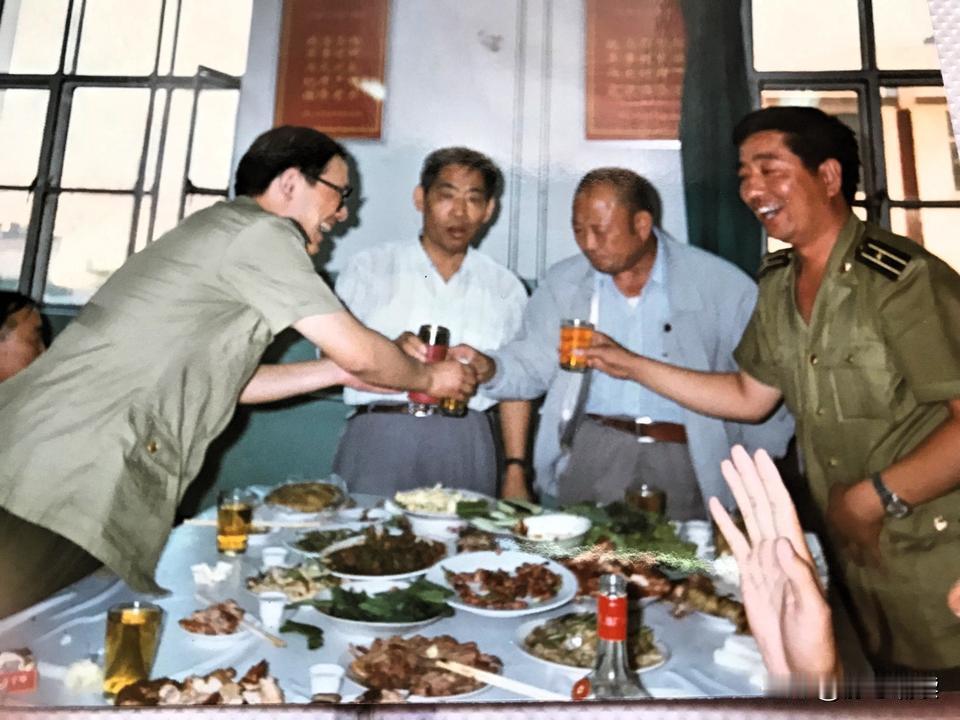 刚刚睡不着刷抖音，无意间刷到了曾经69军205师613团某连的战友聚会。

这让