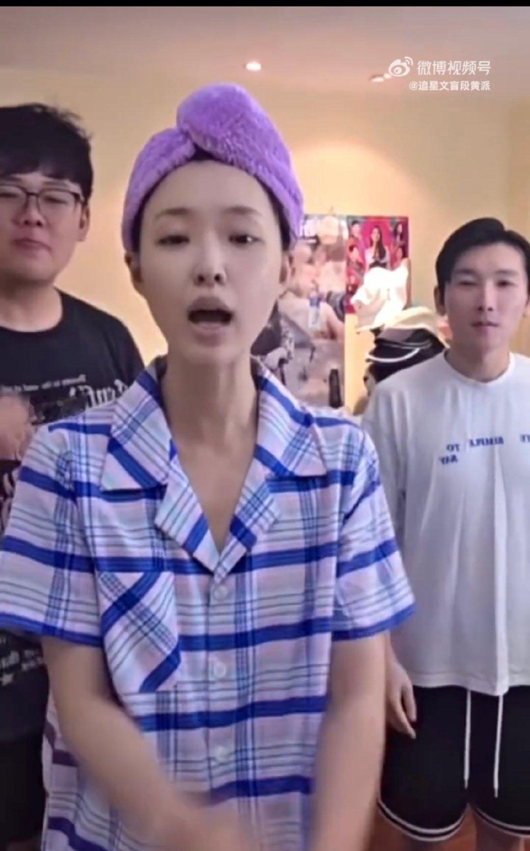 管乐抽象直播我家那闺女 谁看了管乐这抽象直播？收拾屋还问谁家有蟑螂，太有梗了！ 