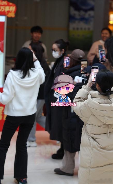 秦海璐马年央视春晚第四次联排 秦海璐现身马年央视春晚第四次联排，墨镜加大衣，气场