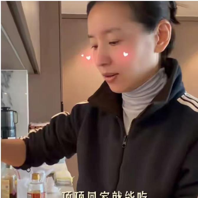 董洁直播晒生活，亲自动手做家务，不靠保姆也能把家打理得井井有条。
她住两居室，不