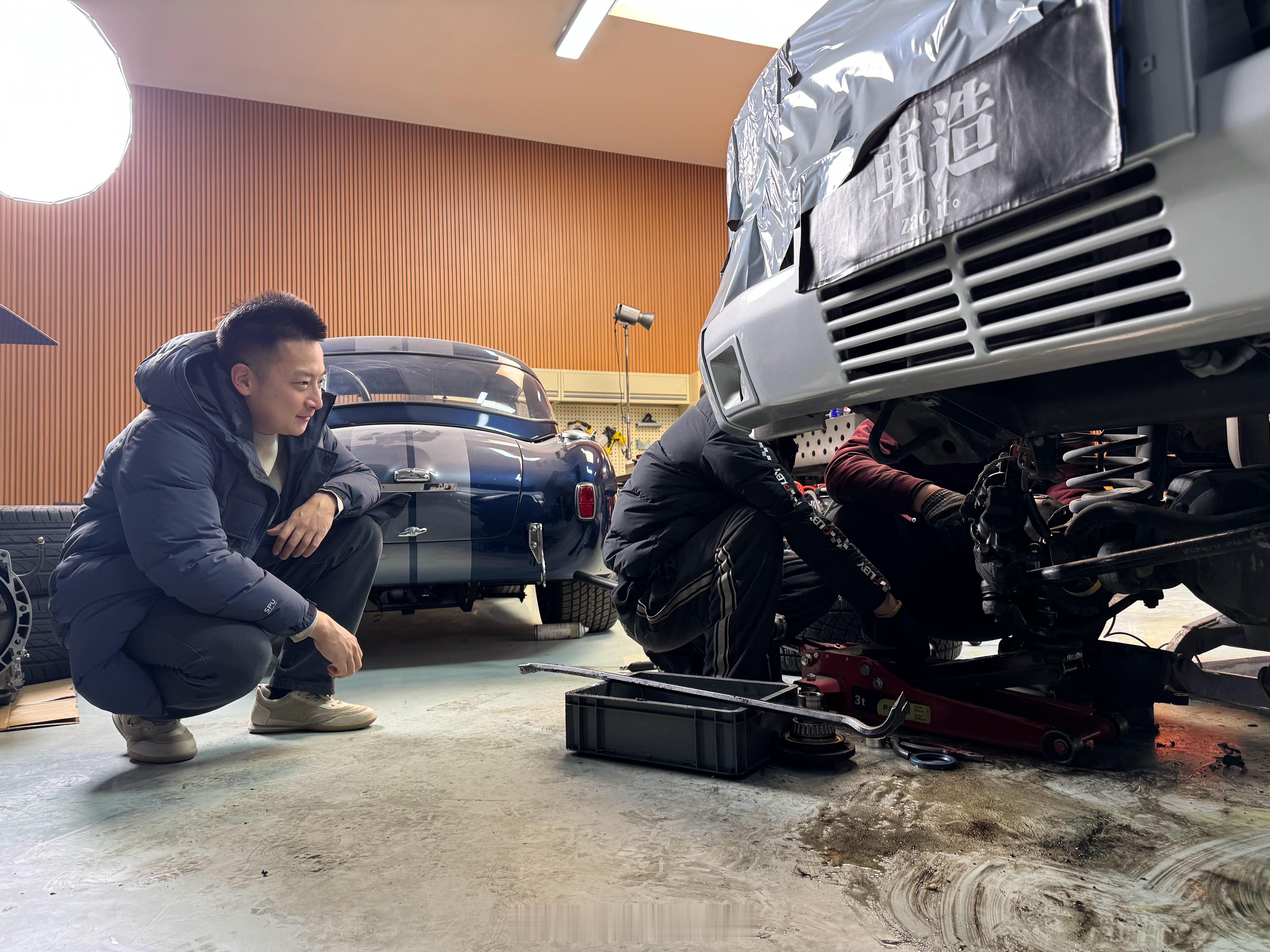 看好兄弟收拾自己的大G就是蹲在车边上看着好几个小时没动过地方我是不是应该给他带走