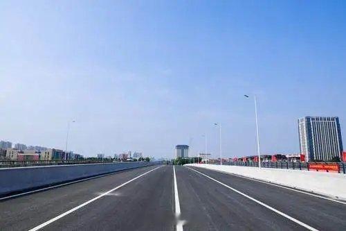 七里河前程大道桥正式通车 6月16日，郑州七里河前程大道桥正式通车。该桥历时14