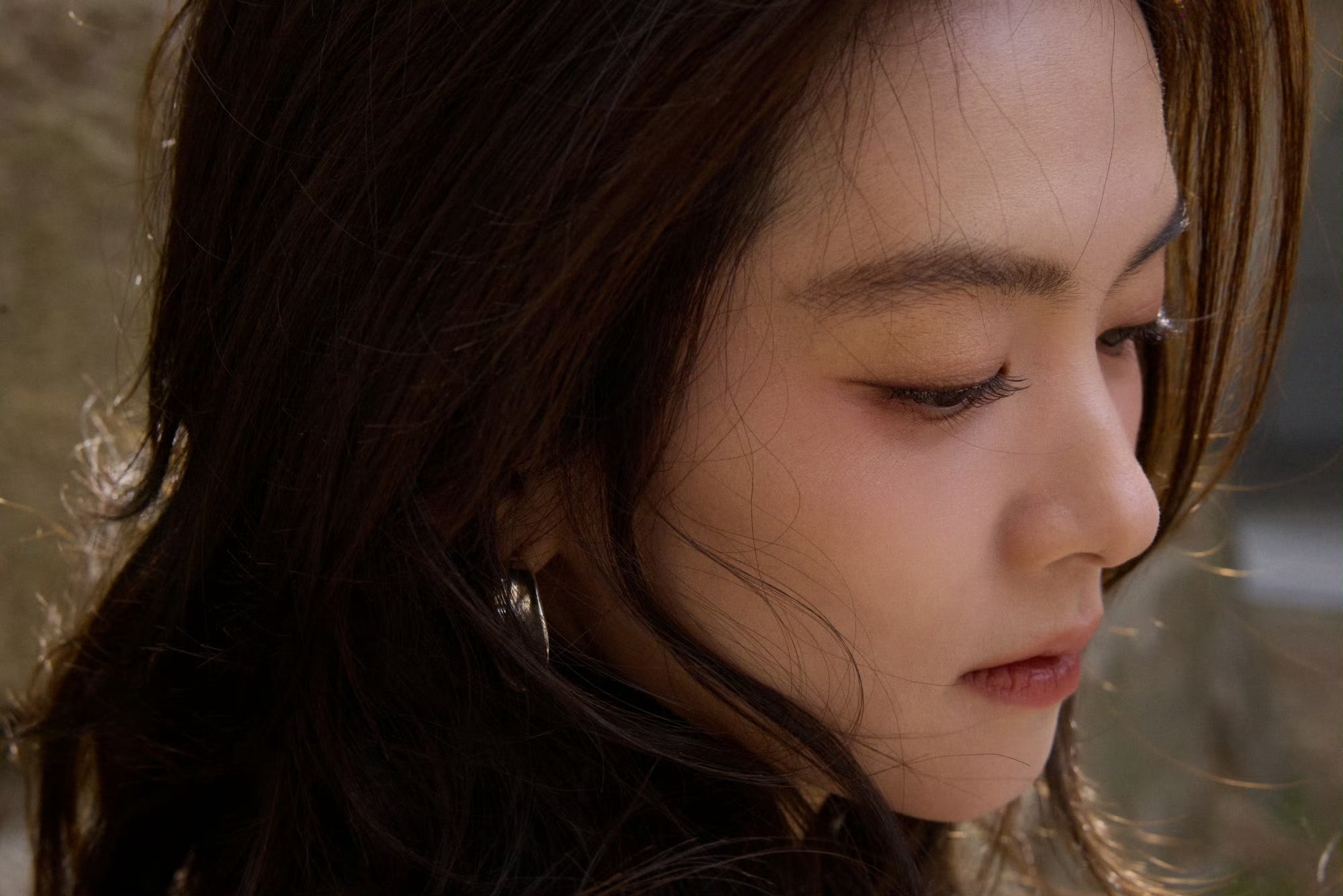 陈昊宇 ✖️ 品牌预告释出捕捉到一只氛围感满分的 prév鹅～陈昊宇用褶皱罩衫配