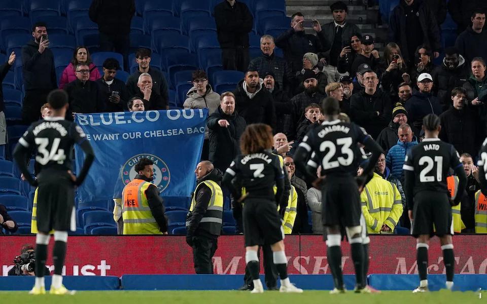 切尔西 炒掉主教练罗森尼尔后，切尔西高层到球队更衣室，要求队员全力支持临时主帅麦