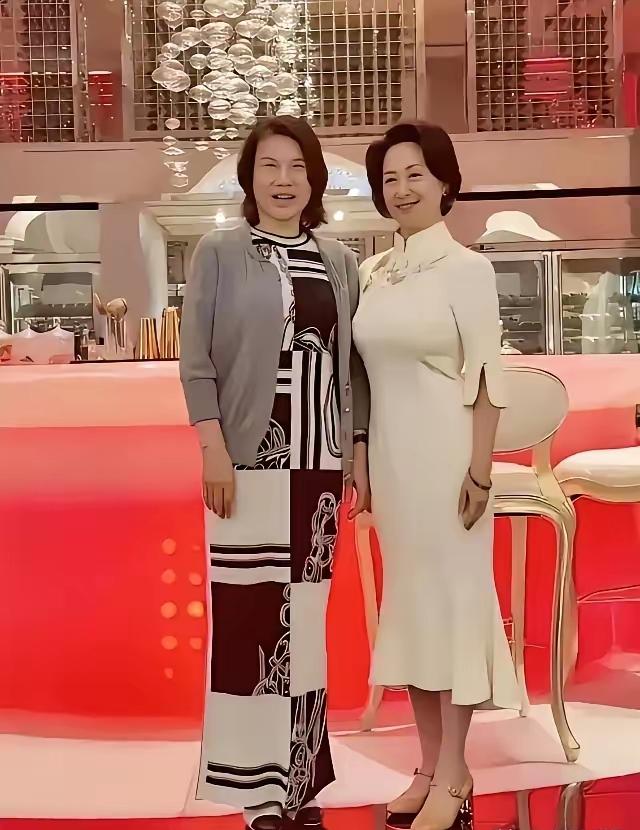 她俩才是真正的大人物，女强人，让人羡慕，崇拜，的女神。
