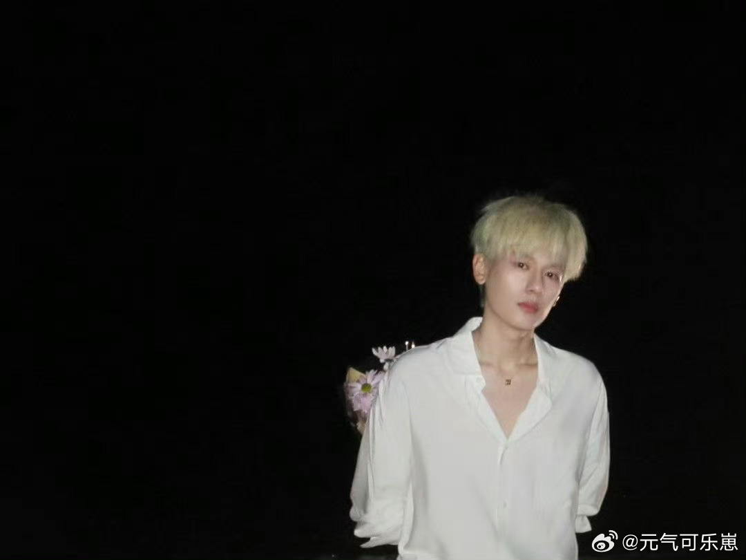 胡先煦第一次演现偶赶紧拍赶紧播出！！这个我真想看期待这个胡先煦啊！！这张脸和现偶
