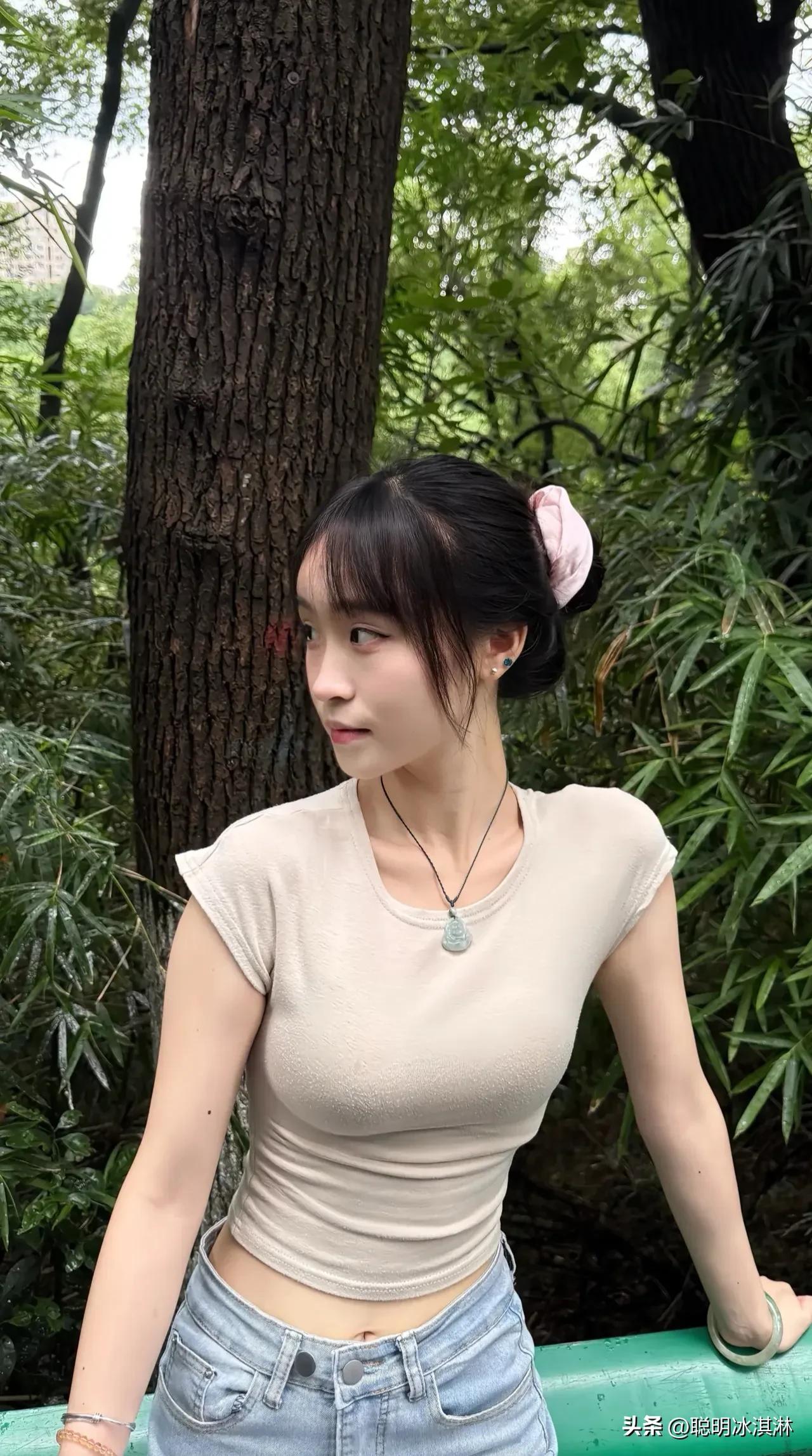 登顶不是终点，
山风会记得你的脚步
每一步都是与自己的对话，
山巅的风景只属于坚
