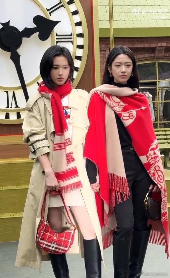 向涵之鹤秋同框向涵之鹤秋对视 双美同框太养眼！巴掌小脸精致度拉满，对视微笑的瞬间