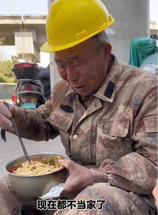 老话讲，连乌鸦都知道反哺，可有些人却活成了白眼狼！河南一位70多岁的老爹，本该享