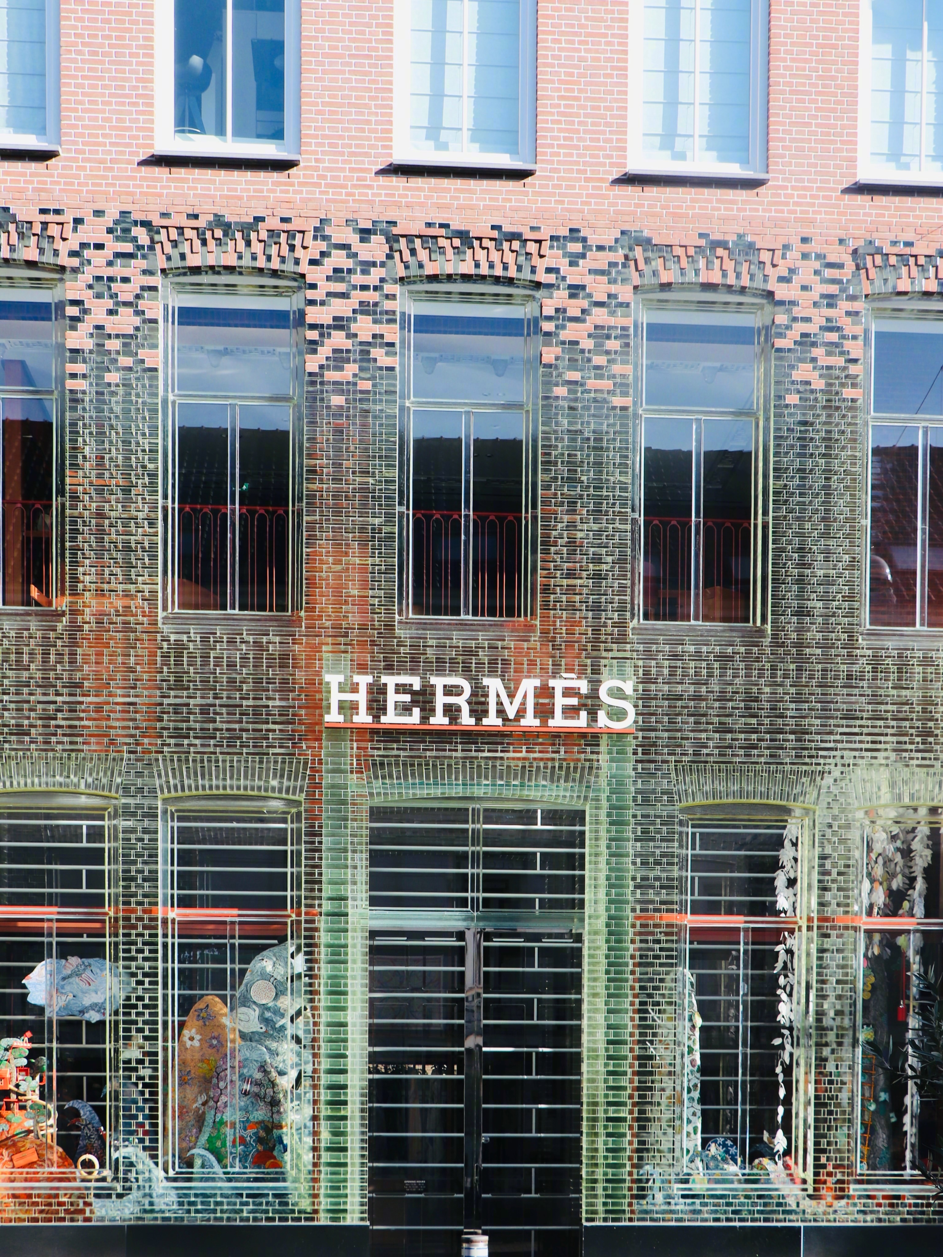 荷兰阿姆斯特丹Hermès 店。这座建筑位于 Amsterdam 的品牌街区，在