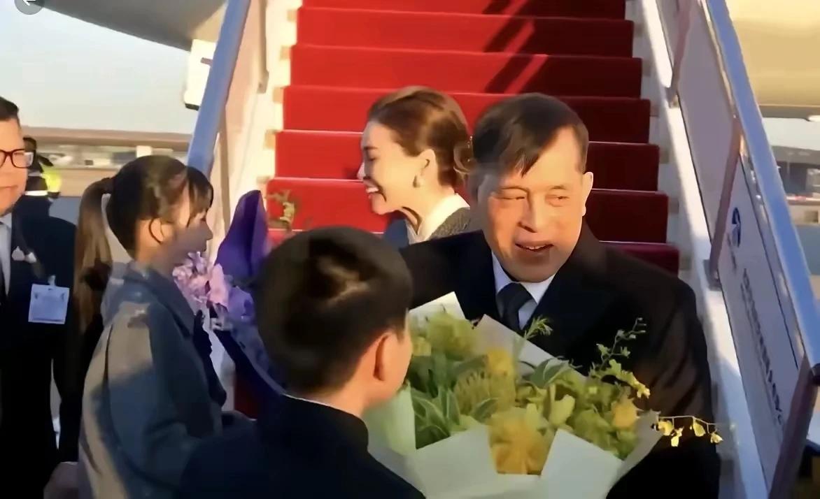 太赞了！中国小朋友给泰王室送花站姿笔直，不弯腰不下跪尽显大国气度，王后笑开颜，这