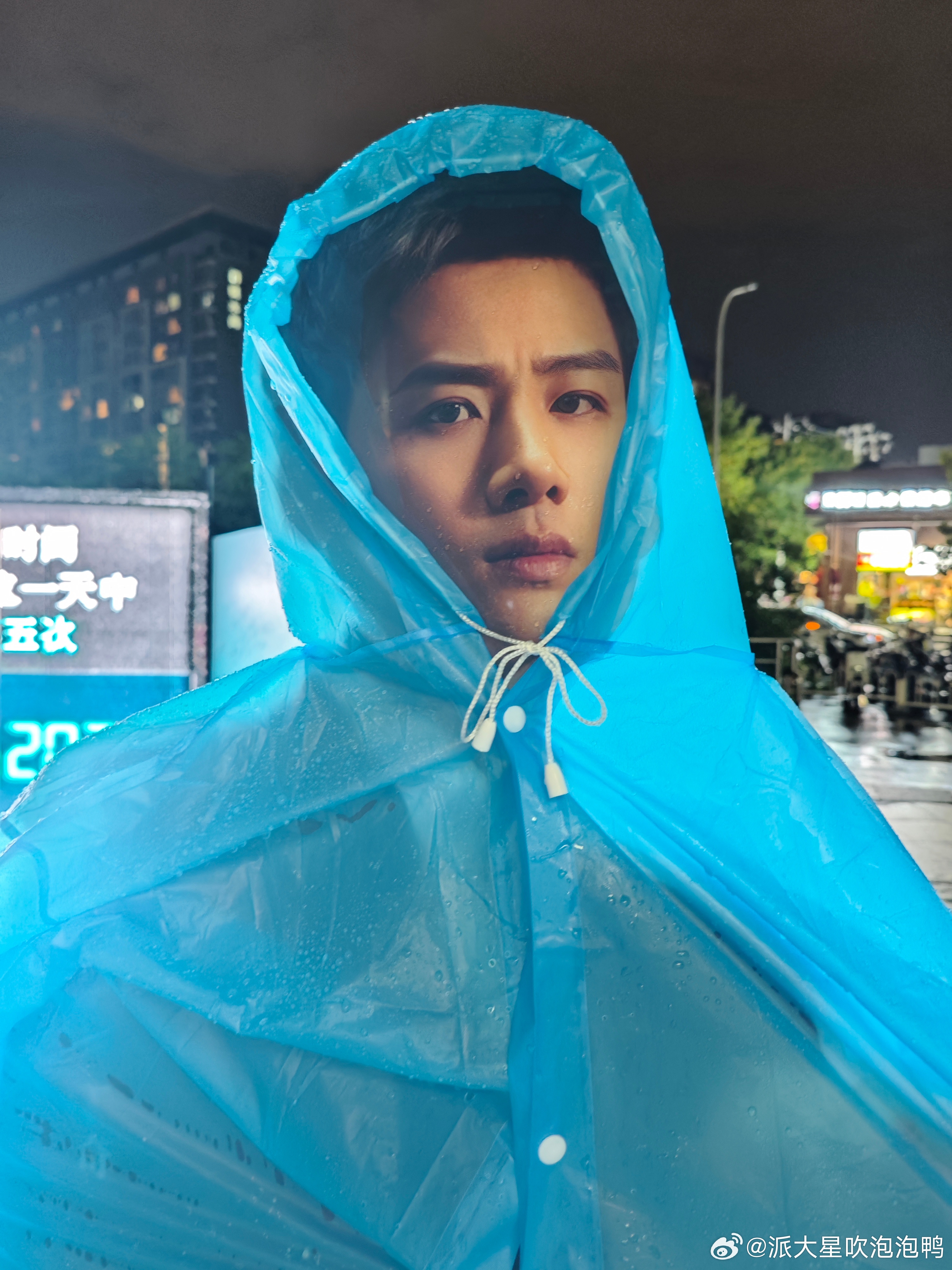 起猛了以为是白敬亭在淋雨 远远望去，立牌在雨中“沉思”，这氛围感直接拉满！ ​​