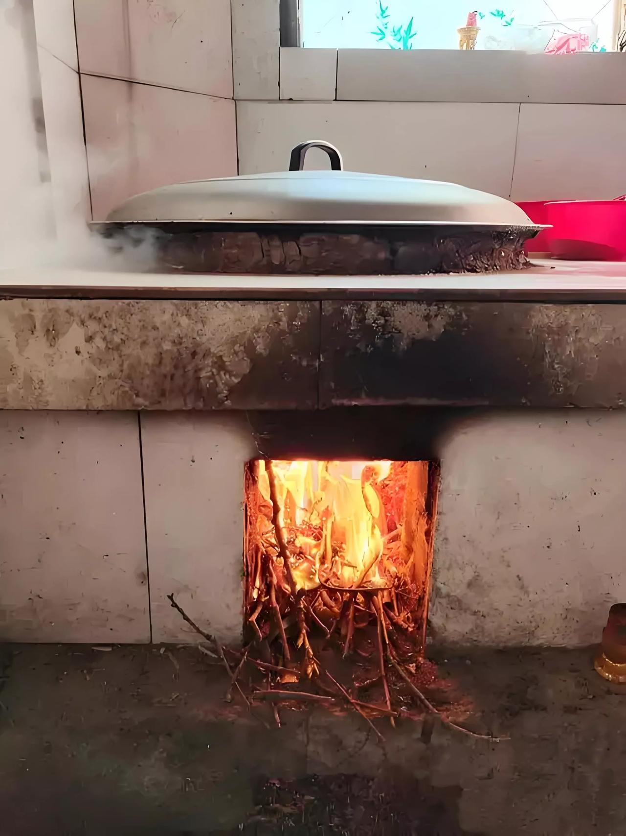 小时候，听姥姥讲过:妻子怀孕后，往柴火灶里添柴时，不要手握柴草点着了往灶门里放，
