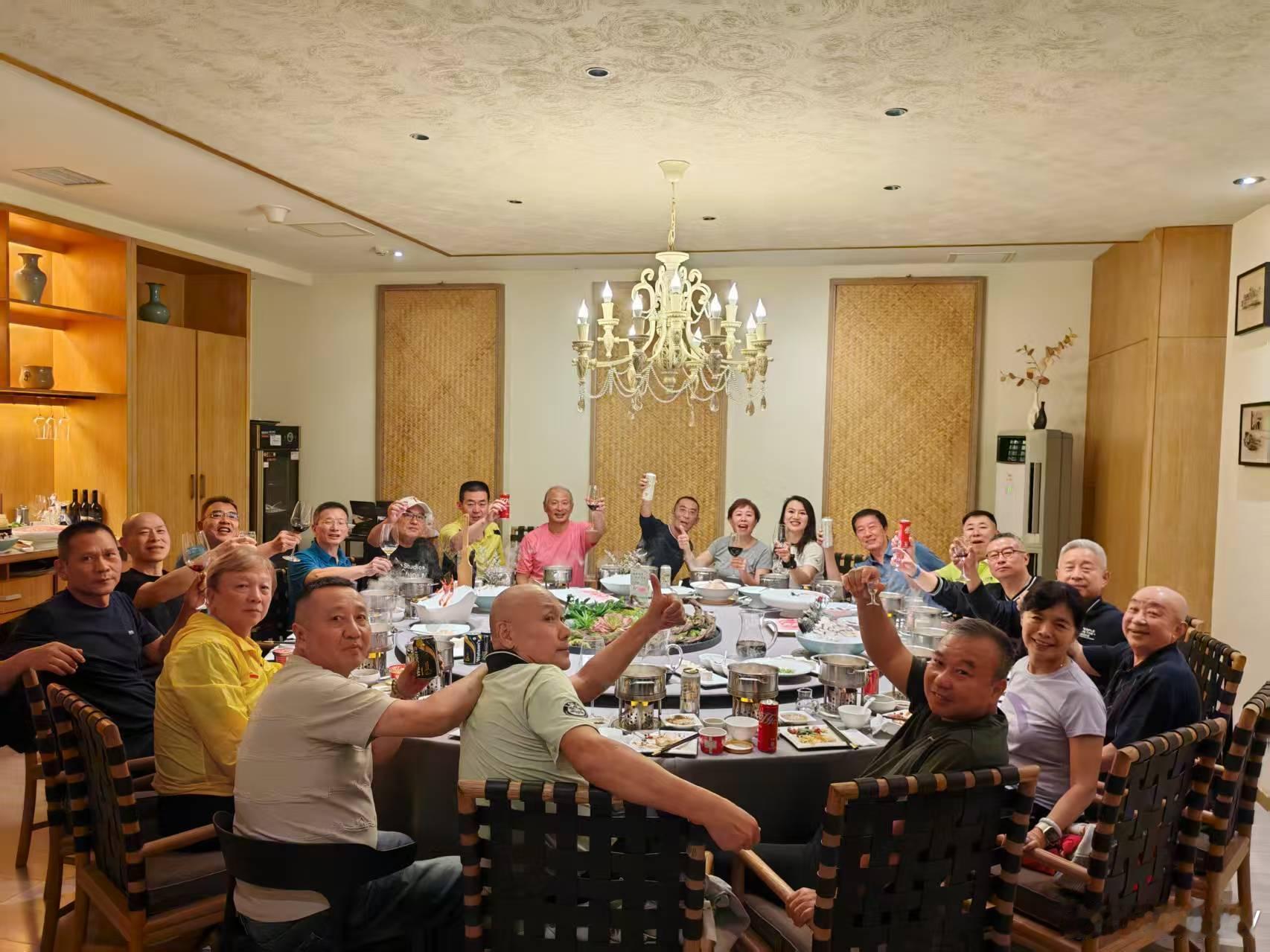 前天凤凰红土小聚，昨天五洲一号大聚。感谢倪哥、陆大夫精心策划京城网球老友趴。从昨