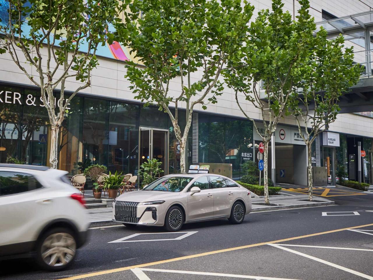 刷到刘晓庆老师那段话，真的有点感慨。现在很多艺人确实像一个模子刻出来的，发型、妆