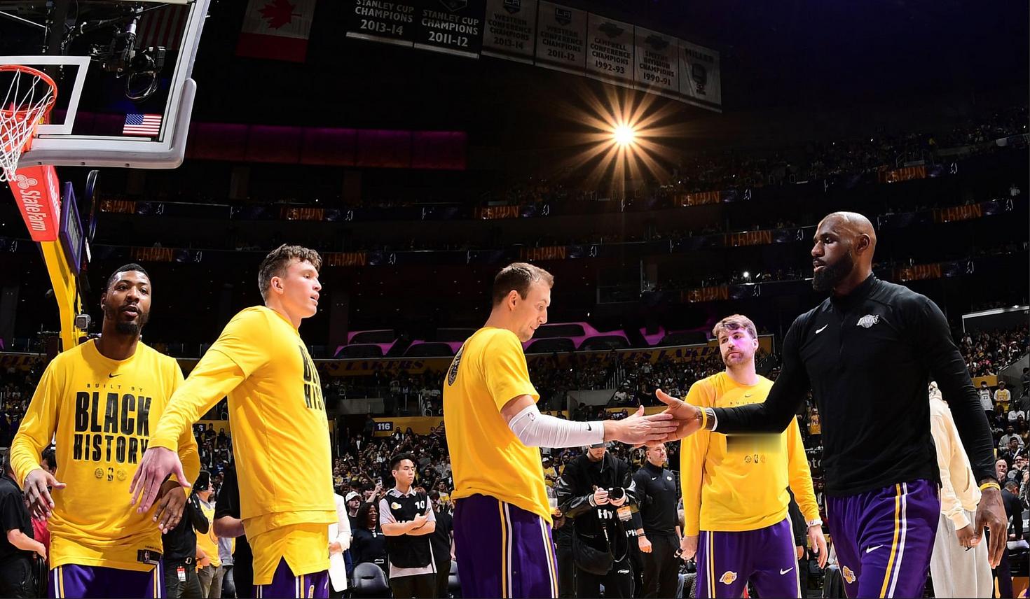 东契奇缺阵，湖人6人上双复仇勇士老詹第三节爆发，肯纳德首秀10分可乐杯这两场是真