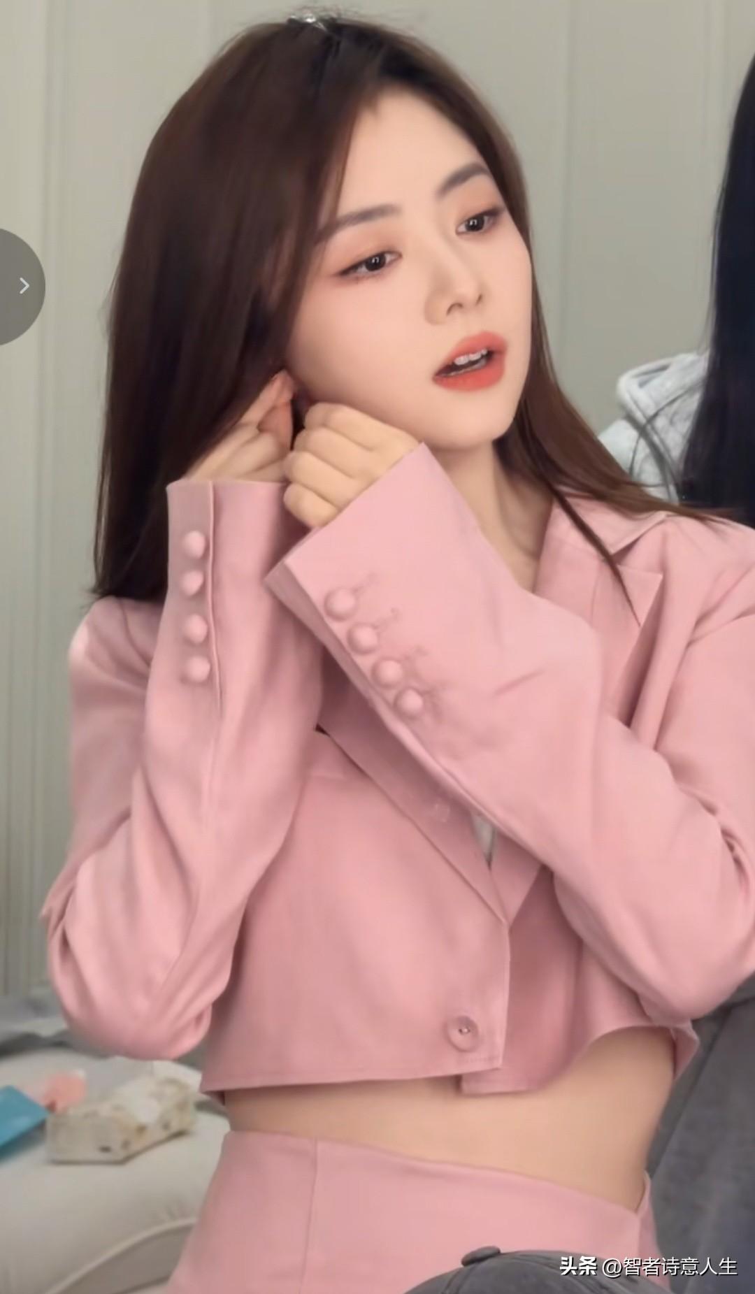 哇塞🤩松韵这组穿着不同的服饰，她穿没一套都是光线亮丽的风景线[呲牙]松韵唱歌 