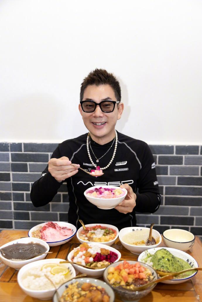 任贤齐劝歌迷别在酒店等他任贤齐这波劝诫太暖心被任贤齐的细节温柔圈粉！担心歌迷浪费