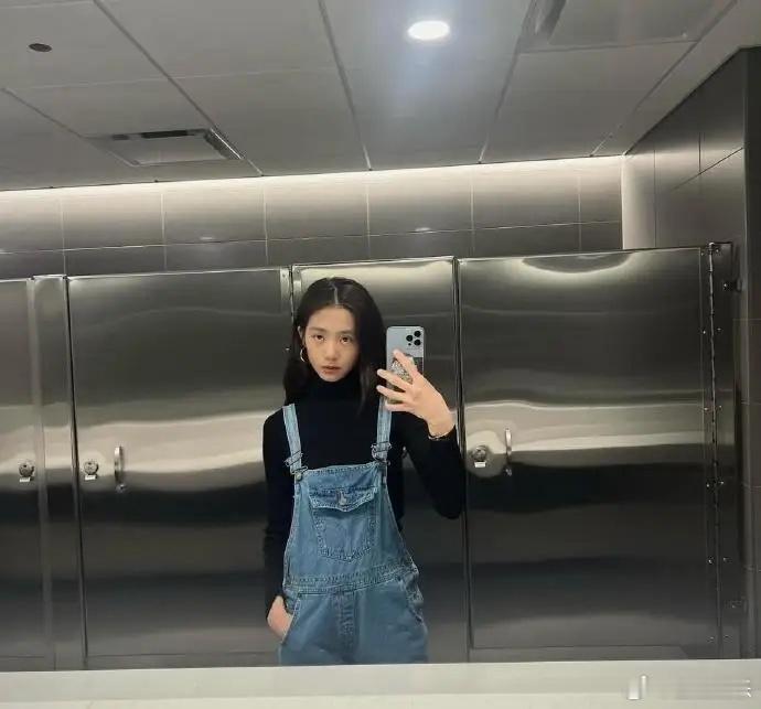 黄多多ins更新日常照，晒出对镜自拍，清冷感十足！黄多多真的是等比例长大，有种淡