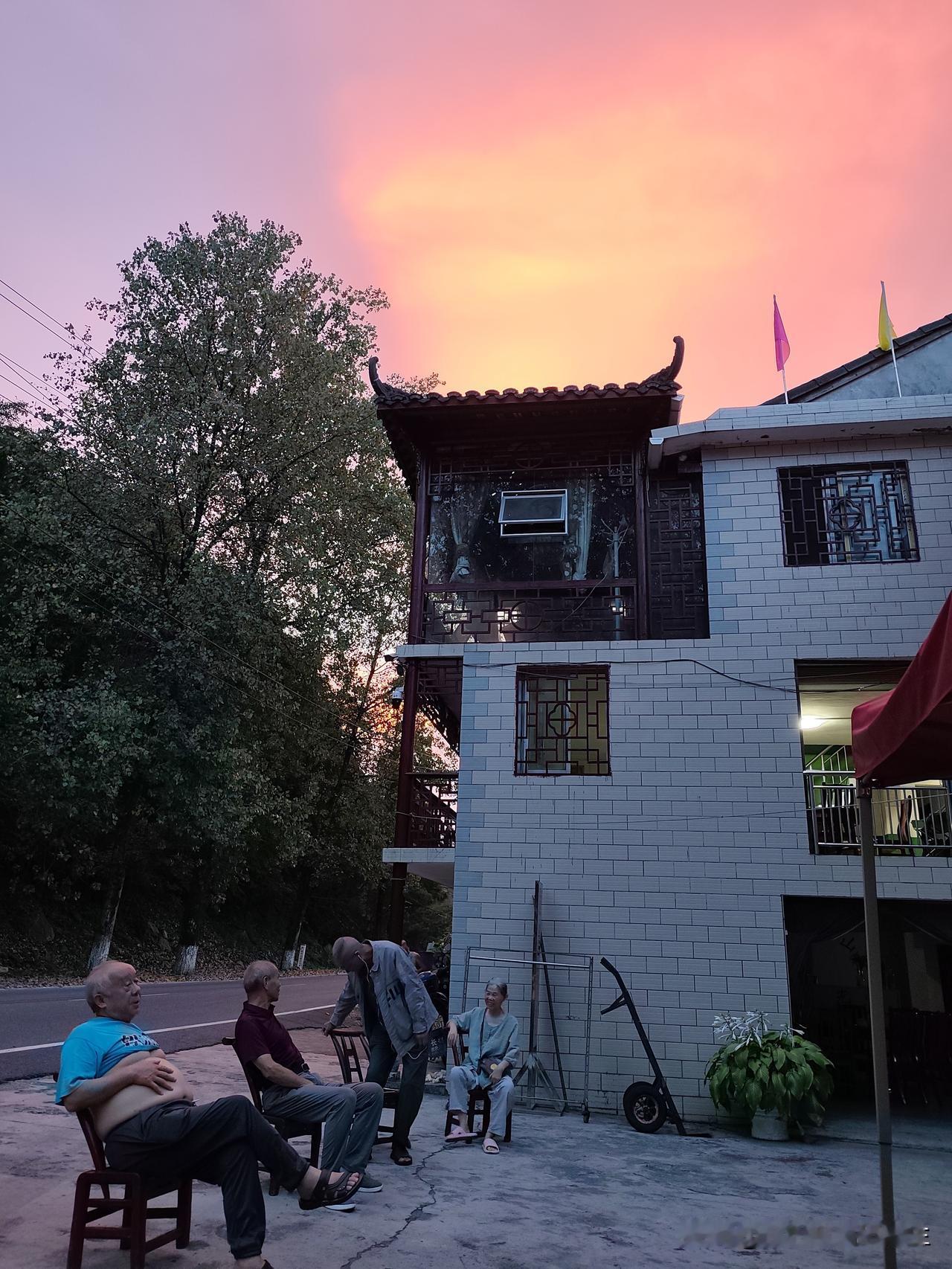 夜半惊魂寻电记
    去年我住在青岗坪村二组农家乐避暑，遭遇了一次夜半惊魂，很