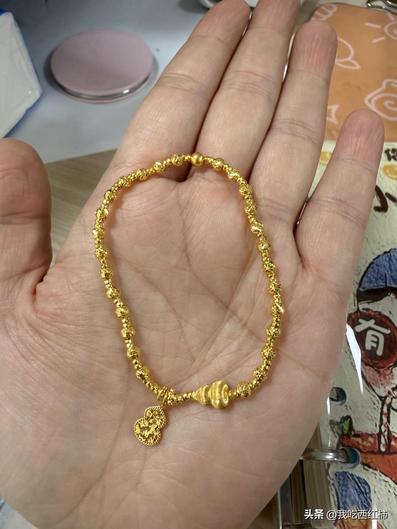 金价跌了，买到了993一克的手链
同事一看金价跌了，大中午的拉我去了梨花街，本来