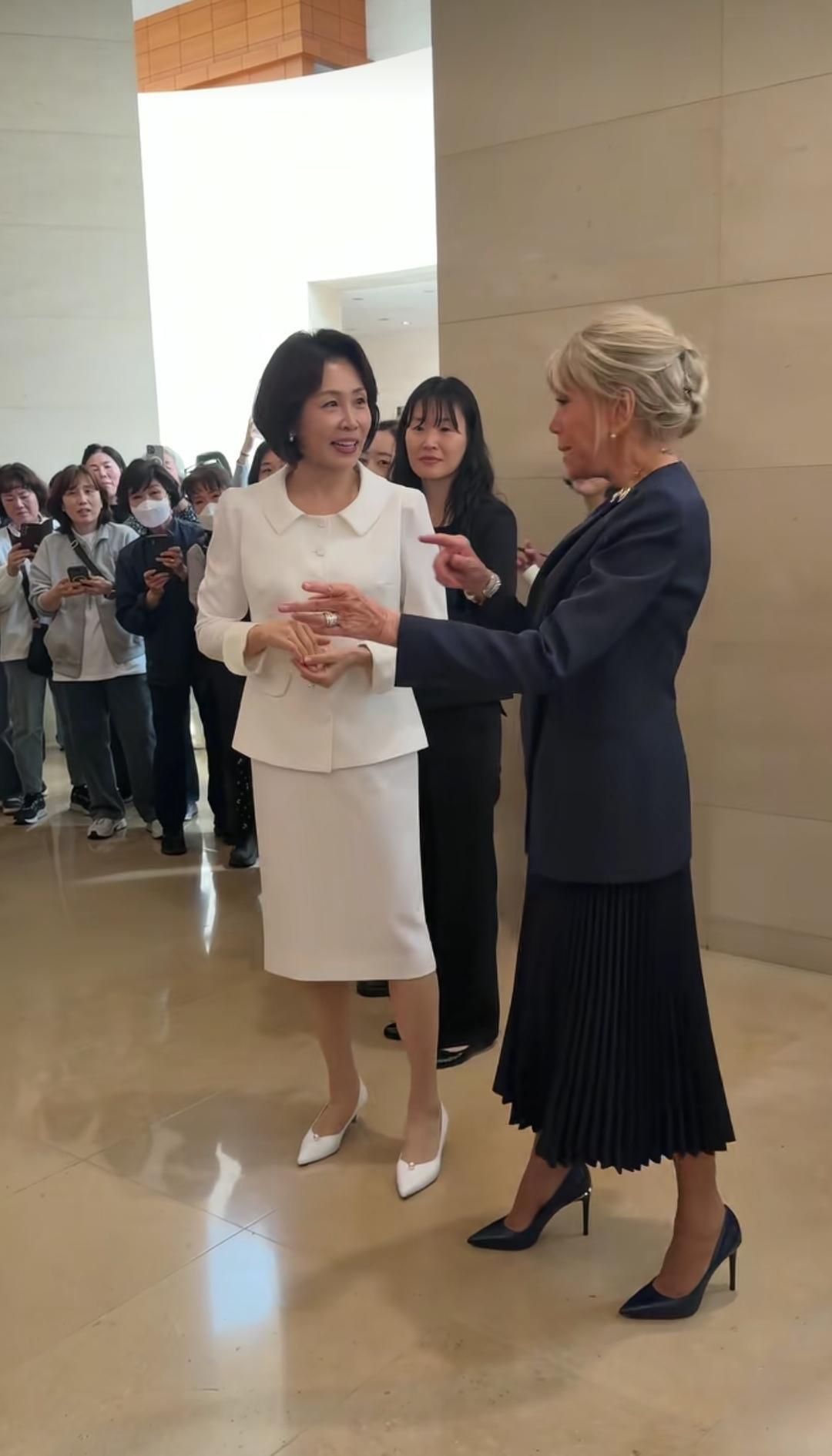 金慧景与马克龙夫人的博物馆之约

黑白双美，惊艳亮相！韩国总统夫人金慧景与到访的