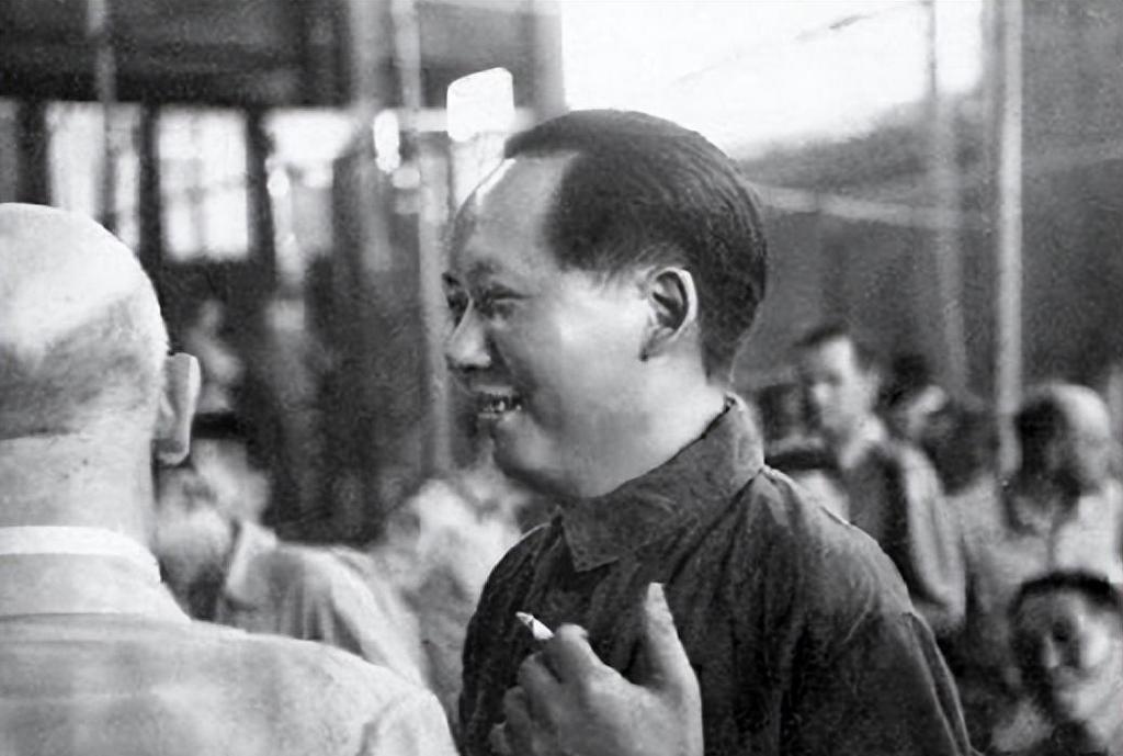 1945年毛泽东前往重庆参加会谈，在酒宴上见到一位男子，热情握手并说和为贵
19