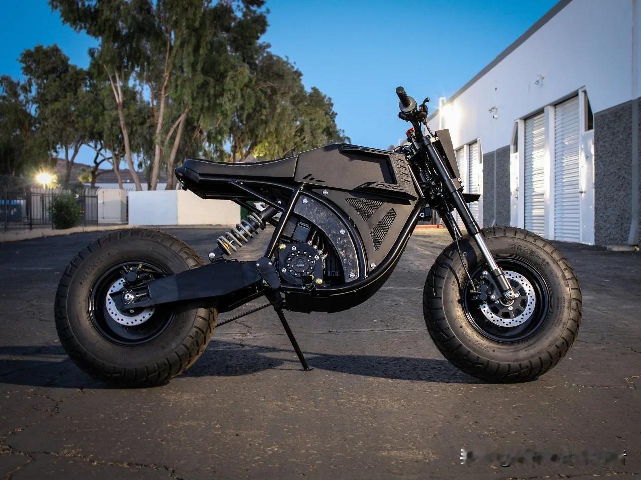 这样的电动摩托车男人应该都喜欢！充满工业感，帅气。