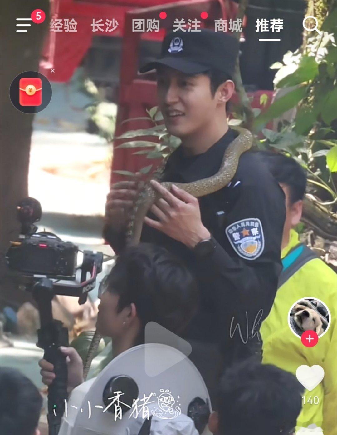 海报要是拍一个厉泽川穿警服，一条蛇趴他肩膀上的……我都不知道多性感。黄景瑜明川有