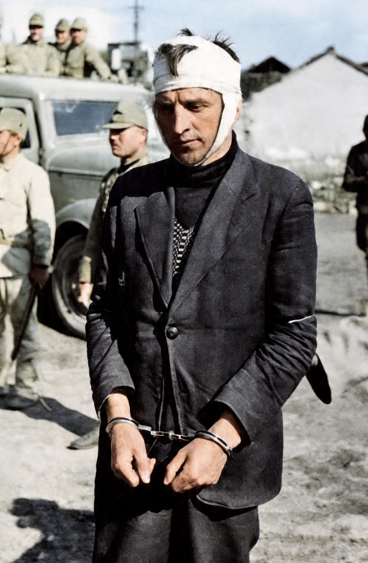 这是抗战时苏联援华志愿航空队的王牌飞行员瓦伦丁·多多诺夫被日寇俘虏。日寇对其头部