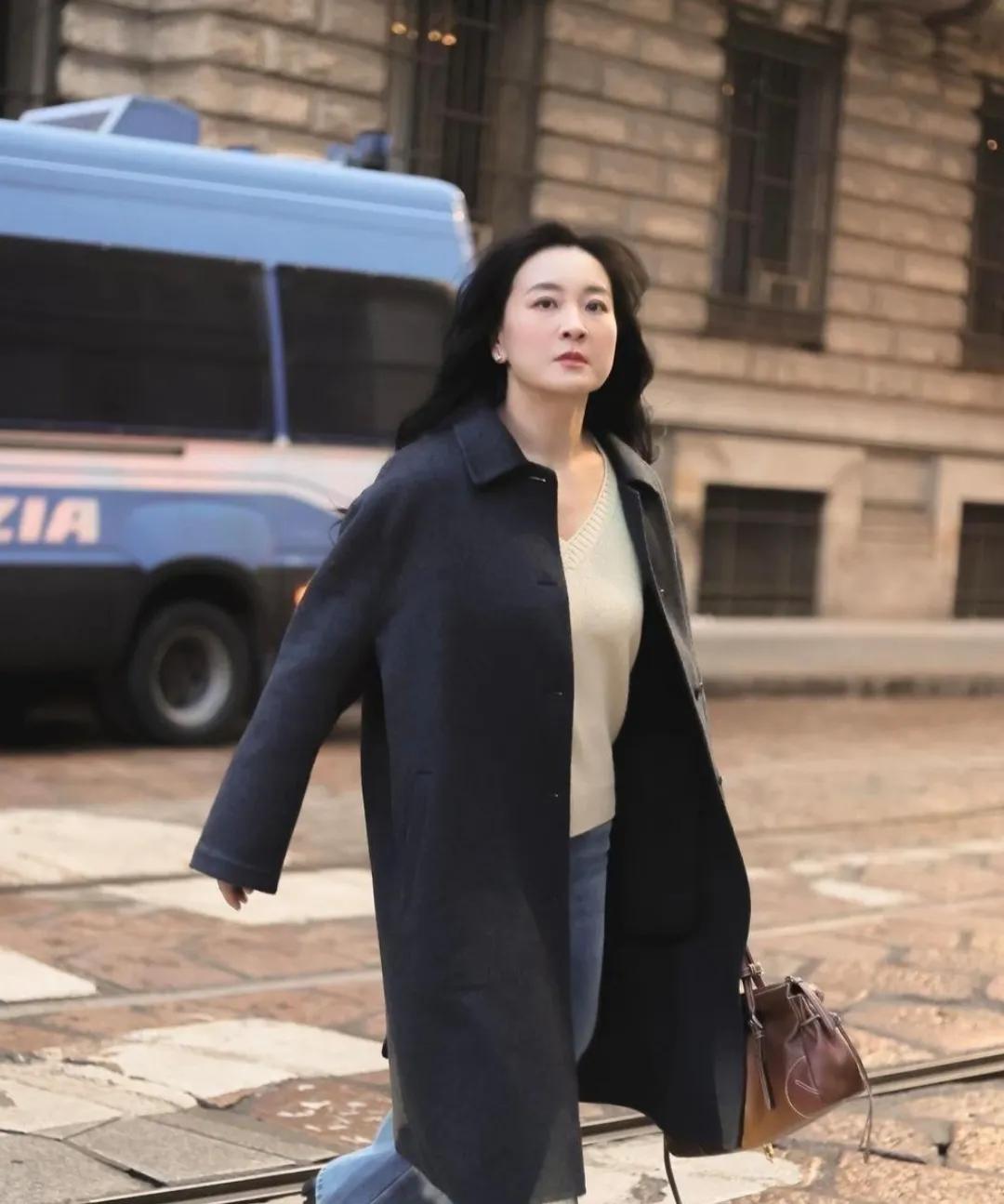 43岁的贾玲状态很好，瘦了后气质也出来了。有点像陈小艺[赞]