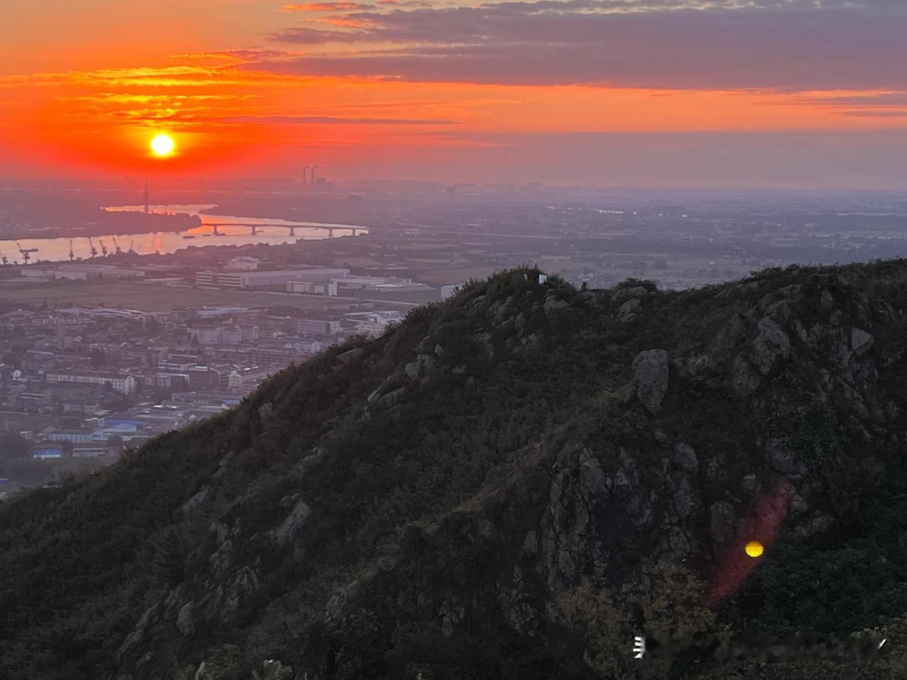 这是我在山顶吹了两个小时的风，换来的日出🌅瞬间！无美颜无滤镜的苹果自带相机拍摄