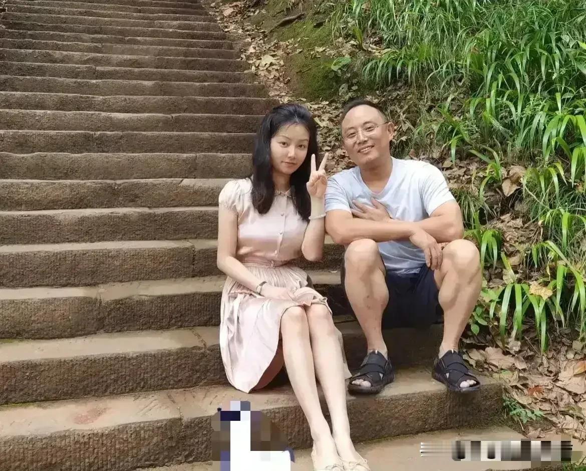 一个传统的理科体制男被叛逆女儿半夜不回家，泡吧、打台球，不学习，早恋，搞得没有任