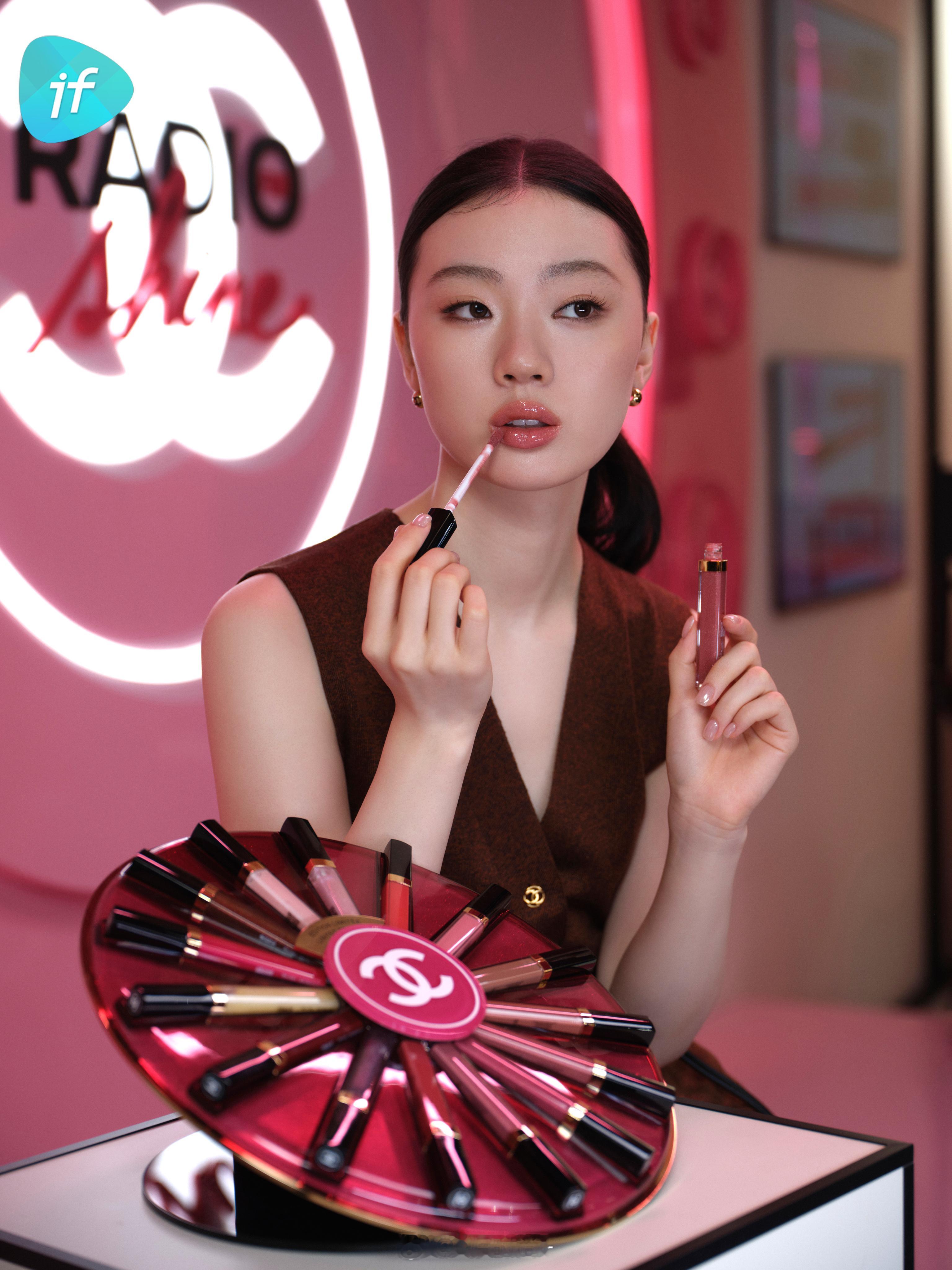 单依纯可可闪亮电台开麦 单依纯做客《VOGUE闪亮开麦》，直言自己厚涂可可闪亮唇