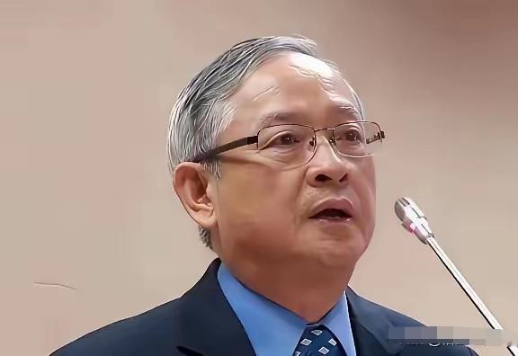 台湾知名人士林郁方曾言：“我实在看不懂大陆造那么多武器装备，造那么多航母干什么，
