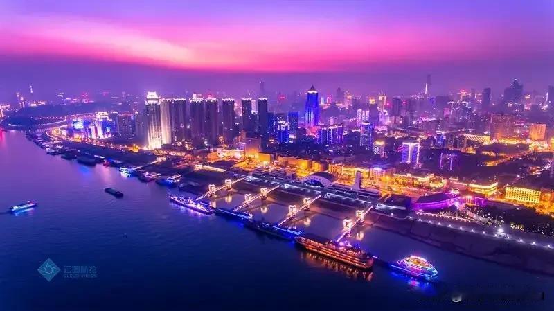 武汉，这座英雄的城市，在历史的长河中历经风雨洗礼，却从未停止过奋进的脚步。如今，