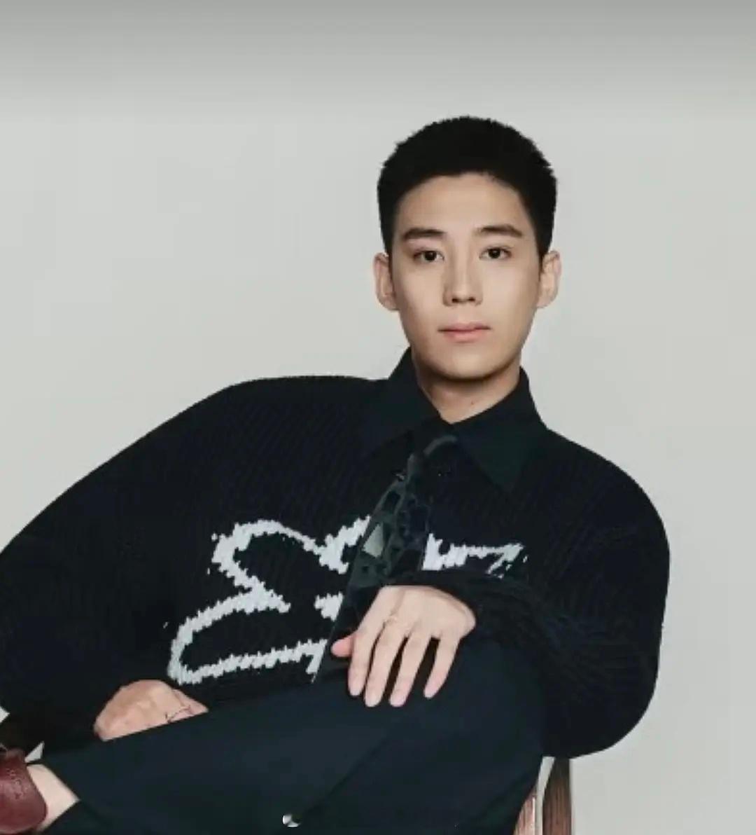 许亚军和何晴的儿子，也拍杂志大片了老爸带着拍杂志，看样子也在往娱乐圈塞你们觉得这