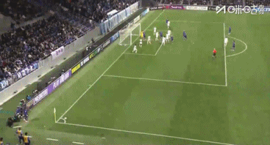 上海申花这次真的让我见识了什么叫做眼神防守！
当广岛三箭角球开出的时候，后点的朱