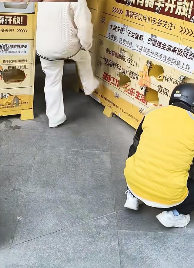 广西女子当街踹碎外卖箱引公愤：官方介入调查，骑手吐槽恶意纠纷频发
无故泄愤且态度