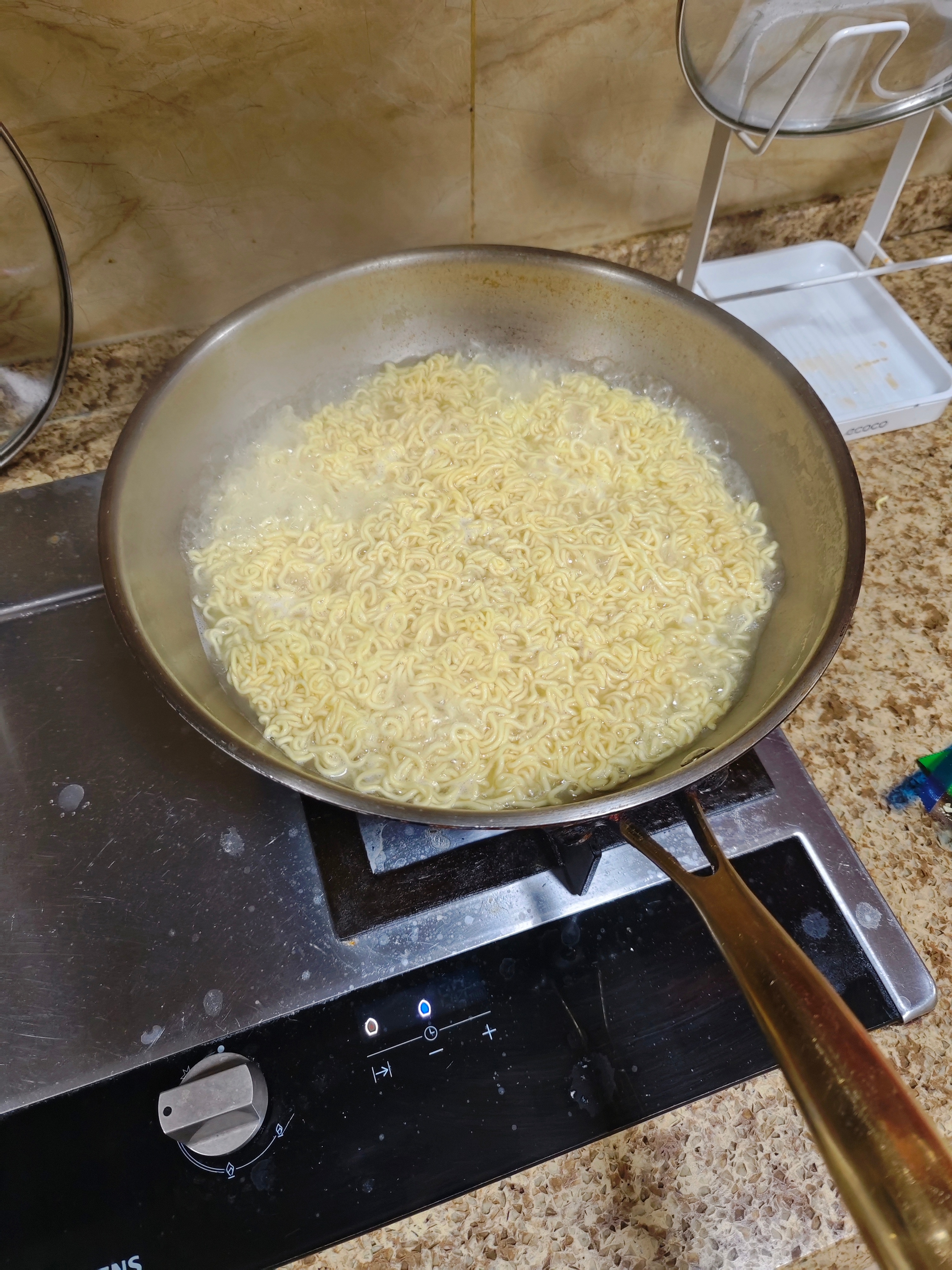 你泡泡面，调料是放锅里还是放碗里？我放碗里，媳妇嘲笑我没生活常识