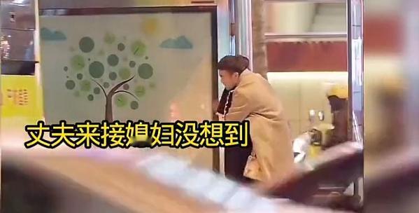 “太冲动了！”浙江，男子发现妻子偷偷溜出去和情人约会，他暗中跟在后面。结果，看见