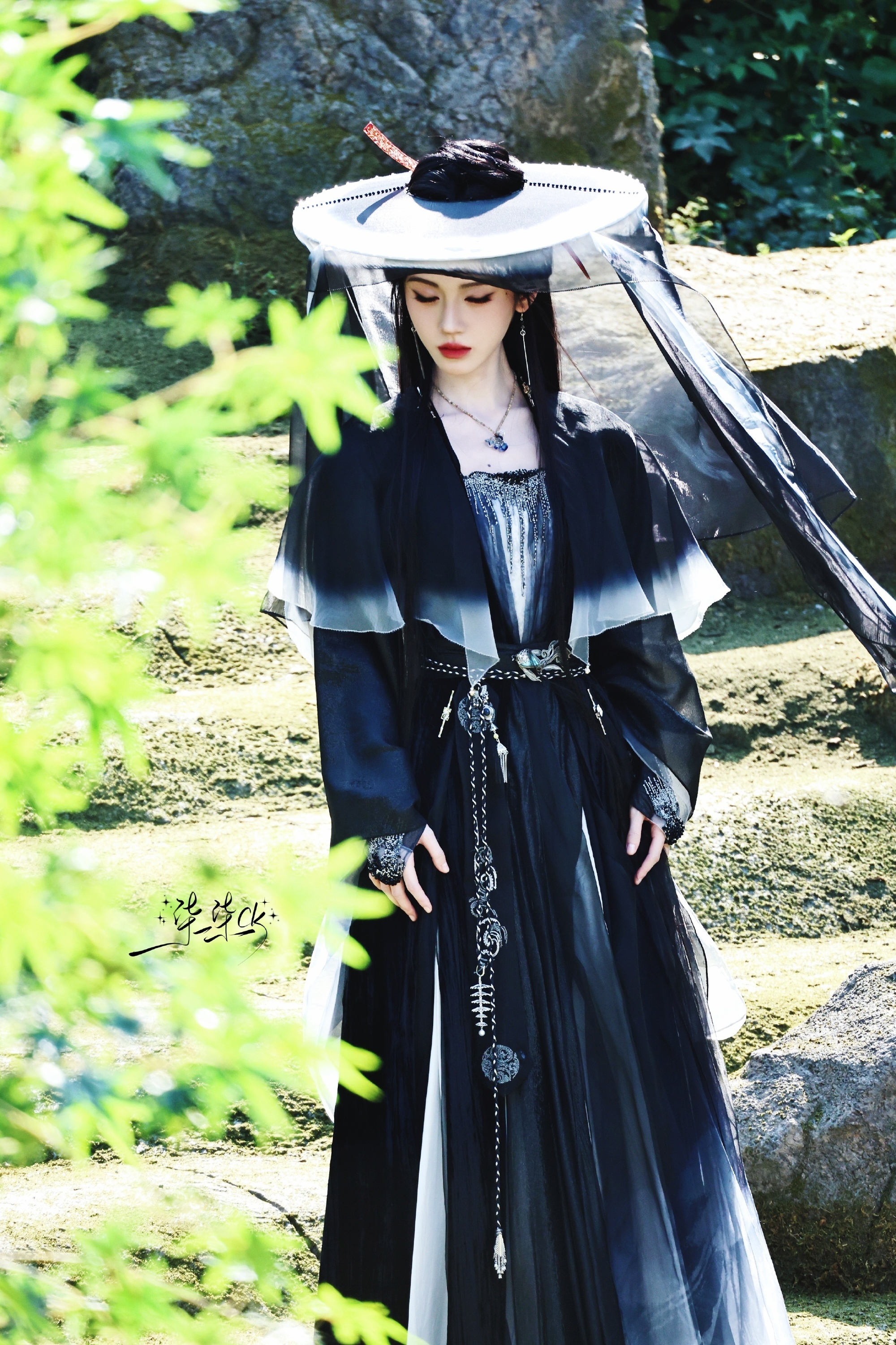来战鞠婧祎阿黛鞠婧祎来战  墨衣斗笠，仗剑行山。 