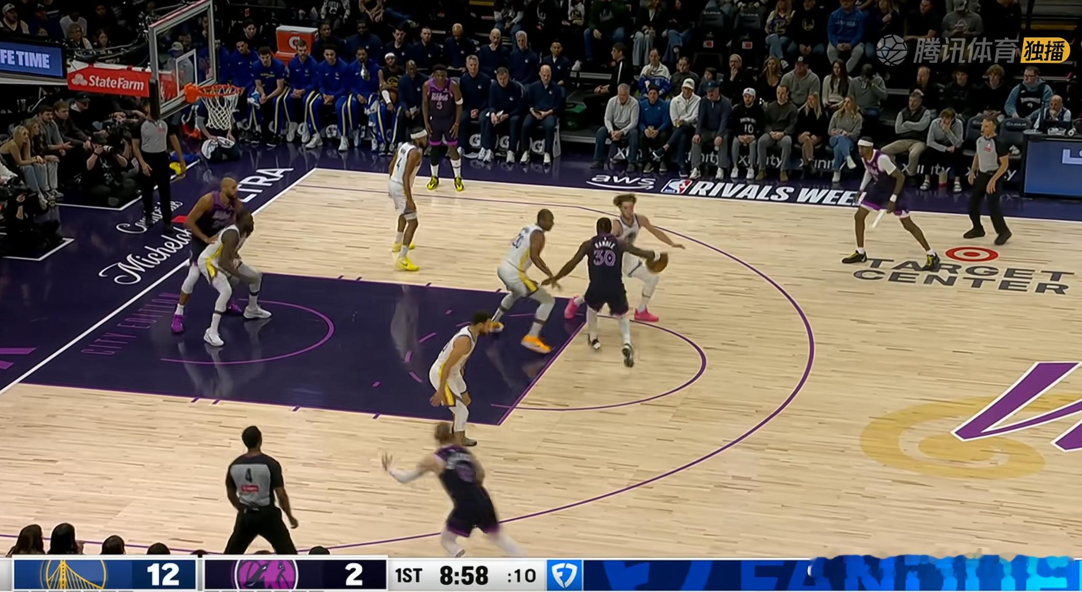 图1：开场的截图；图2，第一次暂停回来的截图。这甚至是同一场比赛！竟然也出现了之