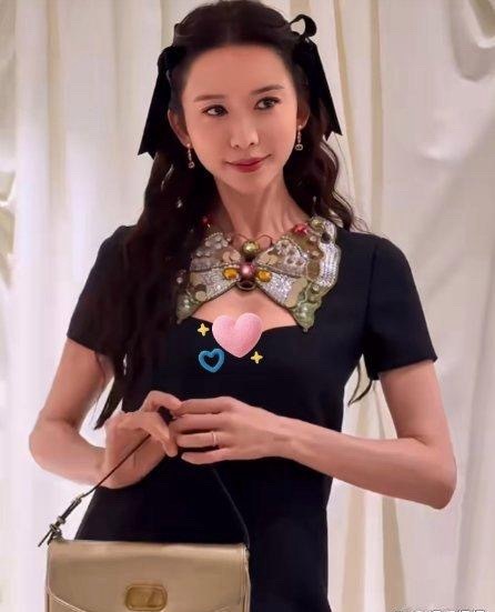 林志玲50多岁还这么嫩，太惊艳了！林志玲商场活动，黑色小短裙搭配蝴蝶结高跟鞋，还