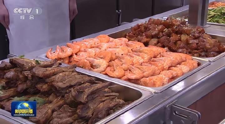 11月7日央视节目曝光，中国海军福建舰服役后的第一餐堪称豪华，烤羊排、白灼大虾等