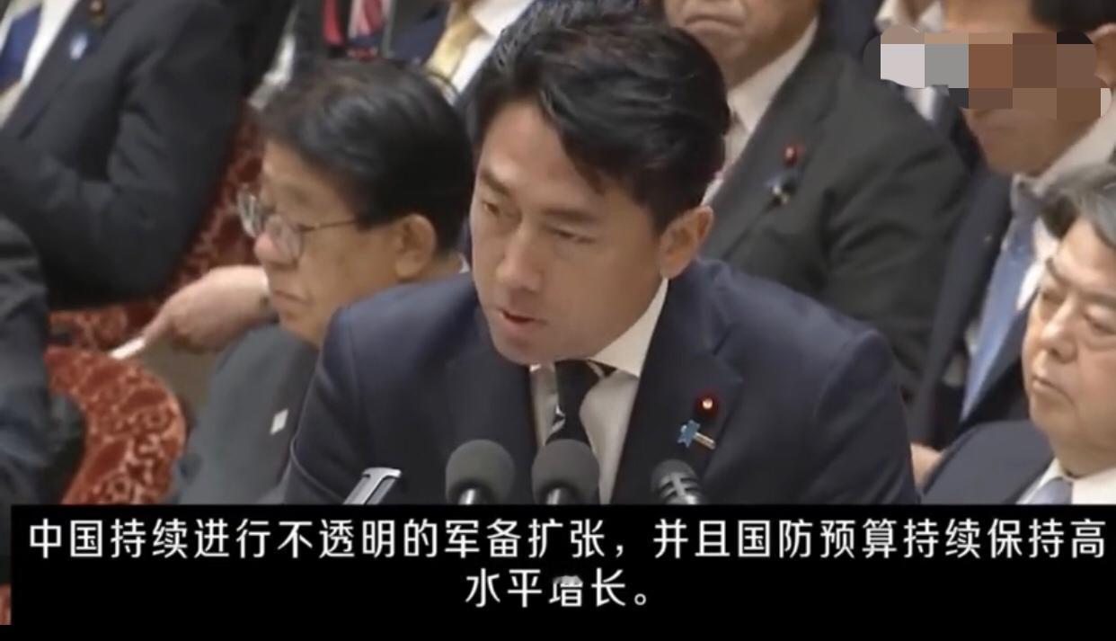 日本防卫相小泉进次郎表示：“中国的新装备不断涌现，国防预算保持在高水平，第三艘航